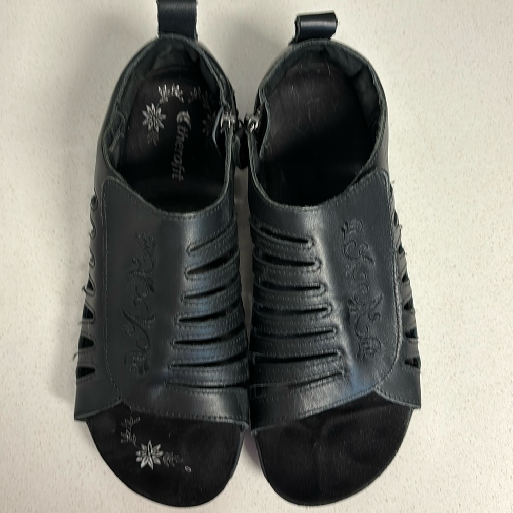 Therafit Shari adjustable strap sandals